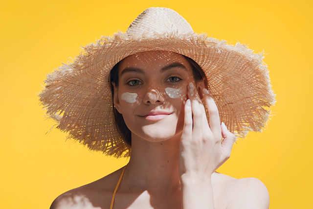 Apakah Reapply Sunscreen Harus Cuci Muka? Begini Jawabannya!