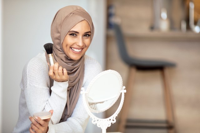 Pede Aja, Begini Cara Make Up Natural untuk Remaja Hijab, Terapkan Yuk