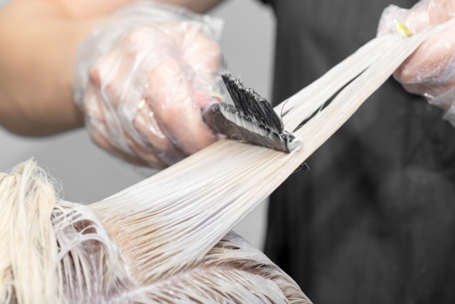 5 Rekomendasi Produk Bleaching Rambut yang Bagus dan Praktis