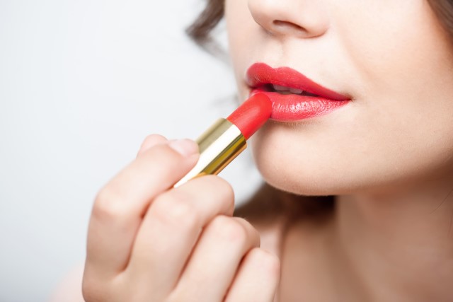 Warna dan Brand Lipstik yang Cocok Buat Bibir Hitam