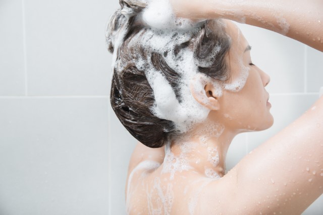 Inilah Pilihan Shampoo yang Bagus untuk Rambut Rontok dan Ketombe