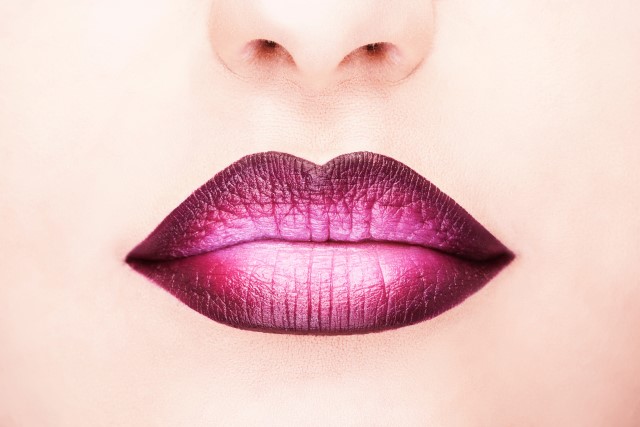 Trik Ombre Lipstik untuk Bibir Hitam Agar Tampak Natural