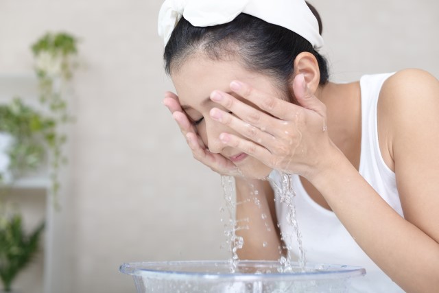 Manfaat Mencuci Muka Dengan Air Hangat Sebelum Tidur, Bikin Mulus!