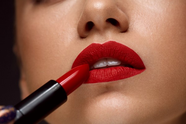 3 Warna Lipstik Implora untuk Bibir Hitam dan Kulit Sawo Matang
