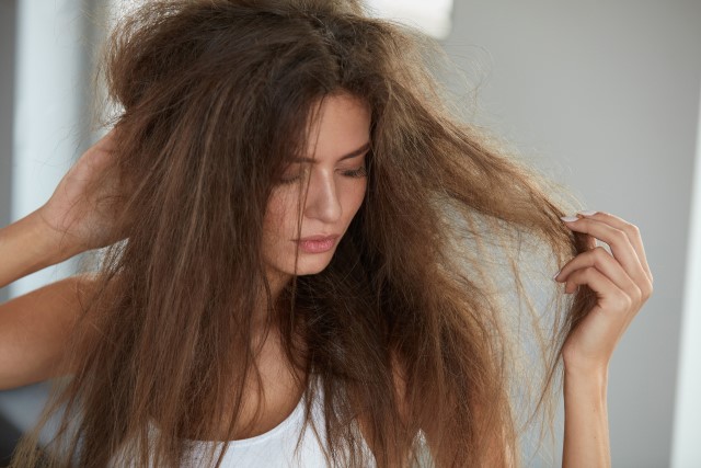 Rambut Kering dan Mengembang? Ini 7 Cara Ampuh Mengatasinya!