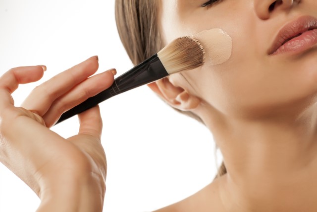 4 Rekomendasi Foundation untuk Kulit Kering Bikin Makeup Anti Crack dan Tahan Lama