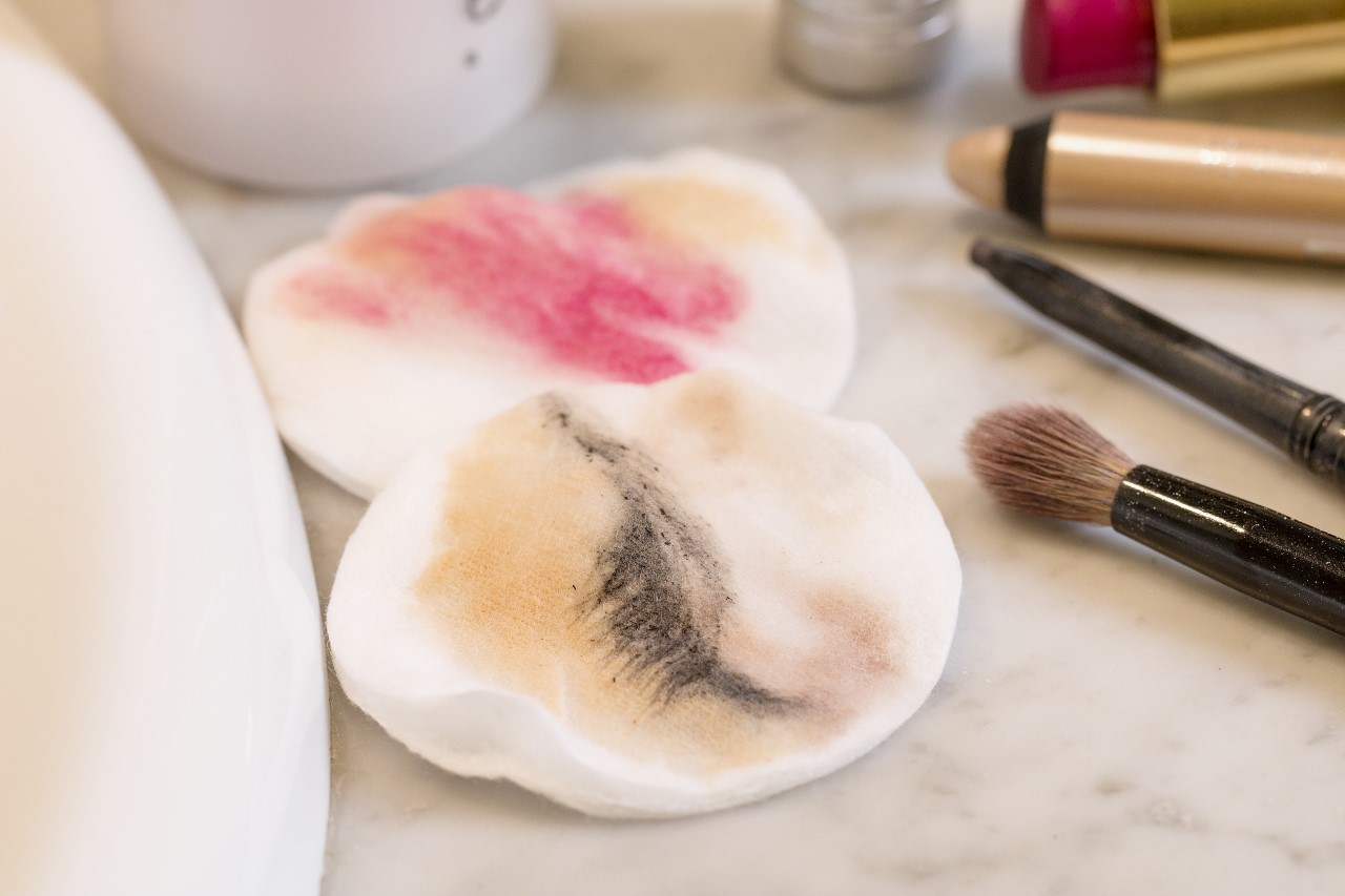 5 Cara Menghapus Makeup Tanpa Remover, Wajah Bersih Bebas Jerawat!